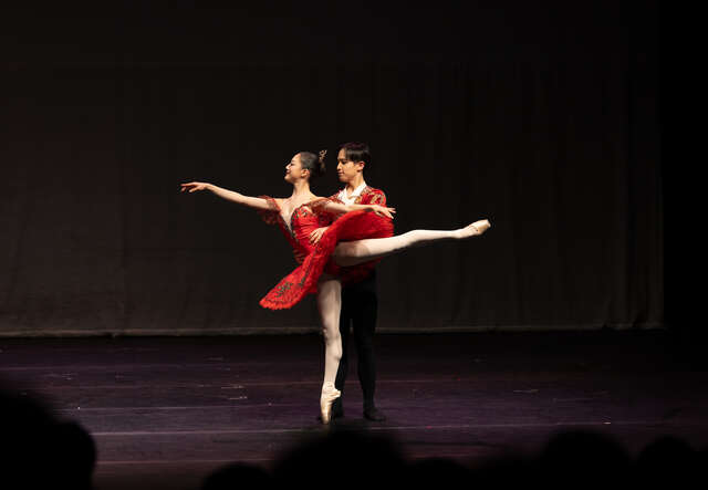 2025 발레트리니티 자선공연 ‘Moving Hope’에 특별출연한 권도현 무용수가 이서연(16) 무용수와 함께 Paquita Pas de deux를 선보이고 있습니다.