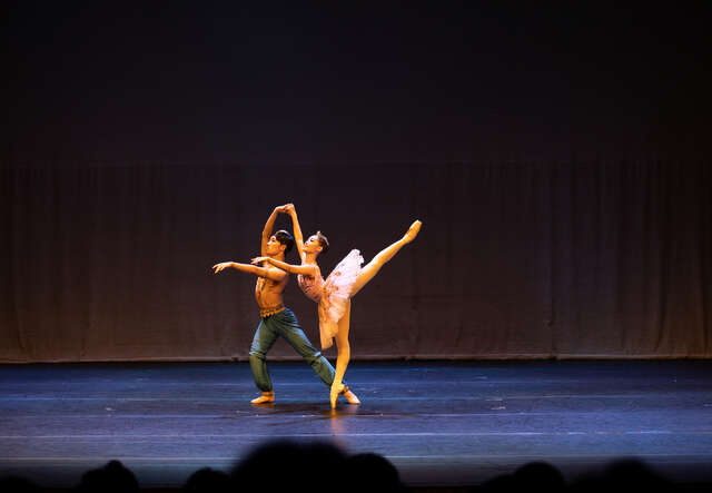 2025 발레트리니티 자선공연 ‘Moving Hope’에 특별출연한 배상은 무용수가 최세리(18) 무용수와 함께한 Le Corsaire Pas de deux 무대