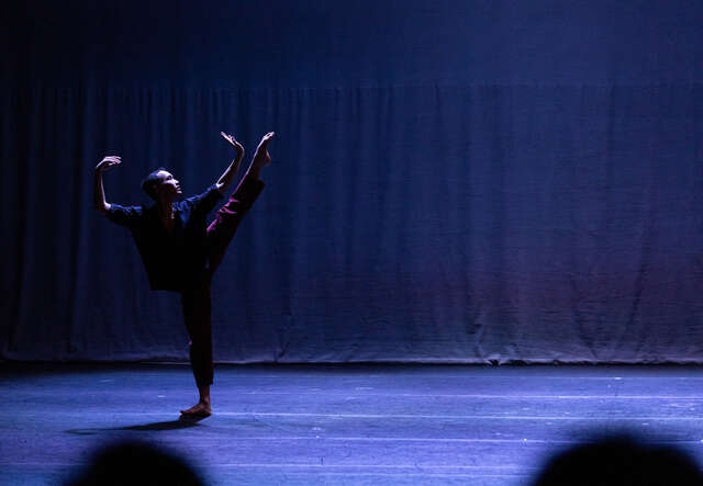 2025 발레트리니티 자선공연 ‘Moving Hope’에 특별출연한 이강원 무용수가 우크라이나 난민 소년의 이야기가 담긴 We’re safe now 안무를 보여주고 있습니다.