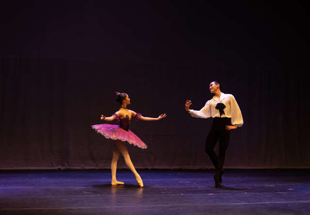 2025 발레트리니티 자선공연 ‘Moving Hope’에 특별출연한 이강원 무용수가 강수아(15) 무용수와 함께 Harlequinade Grand Pas de deux를 선보이고 있습니다.