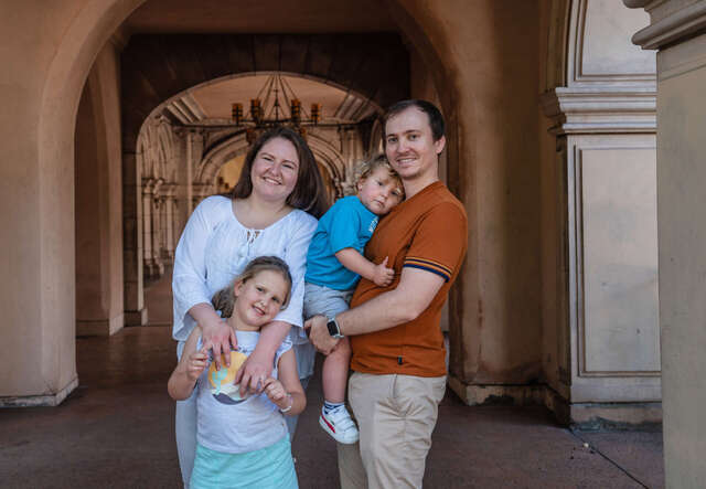 율리아의 가족이 환하게 웃고있습니다.