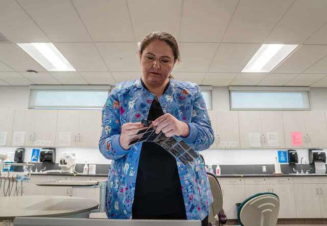 치과에서 일하고 있는 율리아