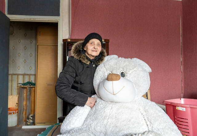 Kateryna Tomchenko hält einen Teddybären. Er gehört ihrer 18-jährigen Enkelin, die in Finnland Schutz gesucht hat.