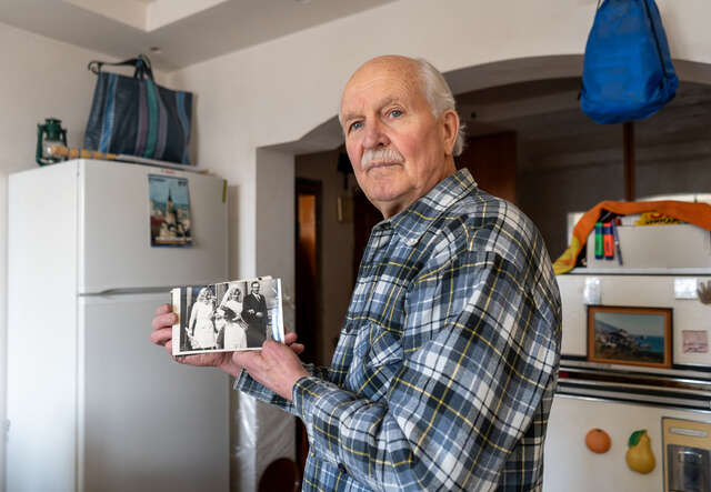 Hryhorii Hladysh hält ein Foto von seiner Hochzeit.