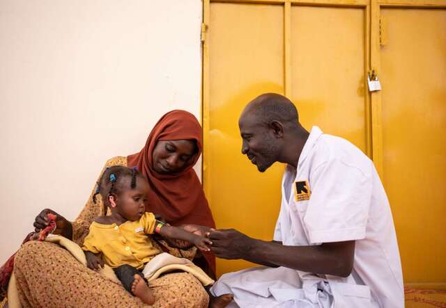 국제구조위원회 의료센터에서 한 어린이가 영양실조 진단을 받고 있습니다.