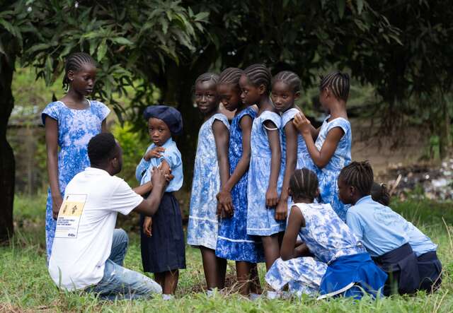En av RESCUE:s medarbetare vaccinerar elever på en skola i Sierra Leone.