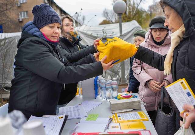 In this site visit, Liudmyla is working alongside members of the IRC’s women’s protection and empowerment and child protection teams. With support from the EU, they are distributing winter kits filled with hygiene items, basic cosmetics, and some warm accessories like socks. Due to the shelling of the critical infrastructure, hundreds of thousands of residents in the area have been left to face the cold winter without heating and electricity.