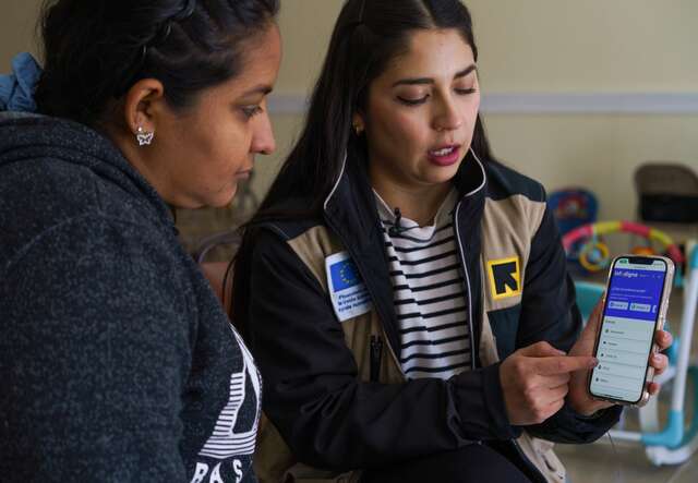 국제구조위원회 직원이 사인포스트를 어떻게 사용하는지 고객에게 보여주고 있습니다.