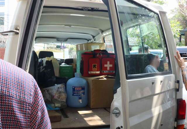 국제구조위원회 이동 의료팀이 지진 현장으로 출발을 준비하고 있습니다.