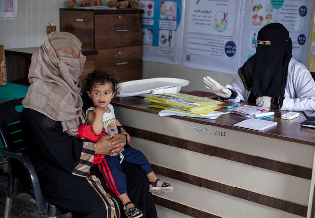 Rasha* sitter med sin dotter Jana* i en av RESCUE:s kliniker och får råd från sjuksköterskan Salma*.