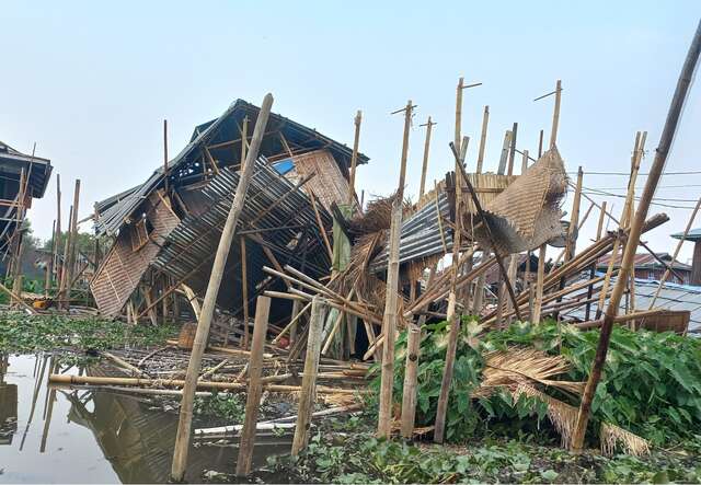 Zerstörtes und überflutetes Haus nach schwerem Erdbeben in Myanmar