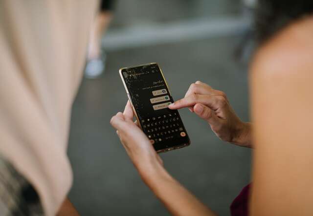 An IRC client accesses the Refugee.Info service from her phone in Italy.