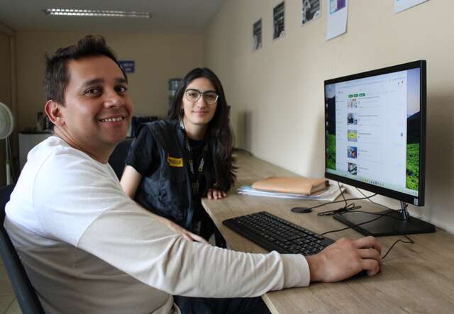 Gerzon, from Venezuela, work on updating his LinkedIn profile with help from an IRC staff member.