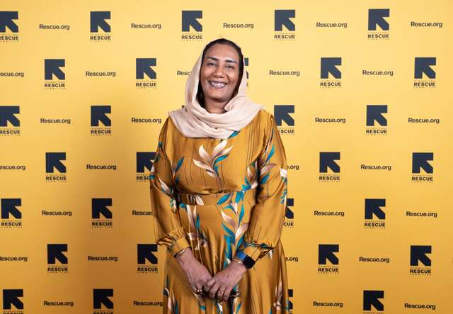 뉴욕에서 열린 국제구조위원회의 행사 2024 글로벌 레스큐 디너에서 이티자즈 유시프가 사진 촬영을 위해 포즈를 취하고 있습니다.