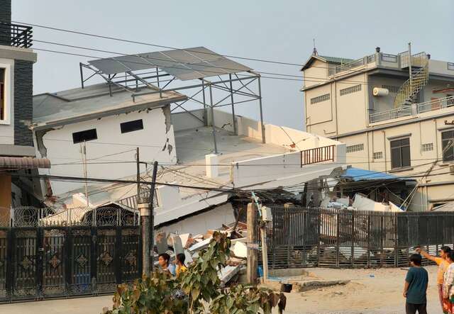 미얀마에서 발생한 지진으로 인해 폐허로 변한 건물