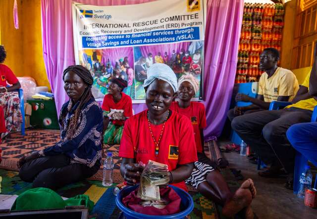 Frauen bei einem Gruppentreffen in farbenfrohem Raum.