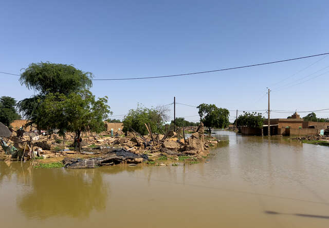 En gata och flera hus dränkta av en stor översvämning.