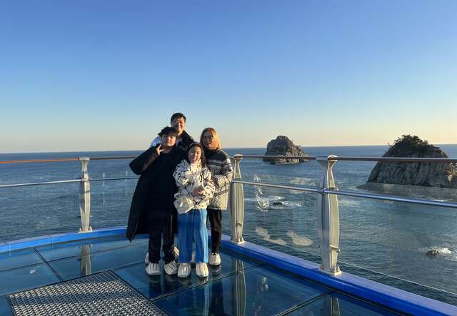 바다를 배경으로 김민희 후원자 가족이 사진을 찍고 있습니다.