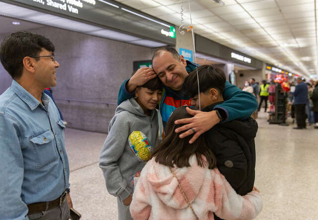 가족 재상봉을 돕는 변호사 페드로가 재상봉 가족들을 안아주고 있습니다.