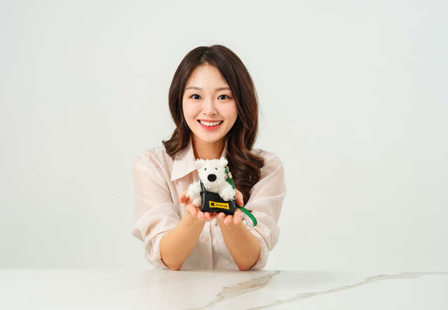 신에스더 후원자가 웃으면서 구조댕을 손에 들고 카메라를 바라보고 있습니다.