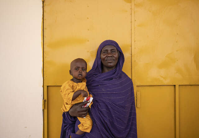전쟁으로 수단을 탈출한 사파. 국제구조위원회의 도움으로 치료받은 조카를 안고 있습니다.