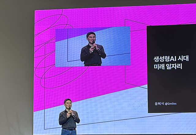 큰 홀에서 강연 중인 윤혜식 후원자