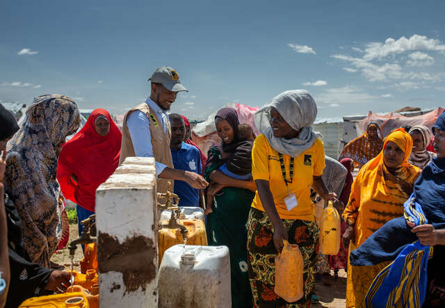 RESCUE:s personal hjälper familjer i Somalia att fylla vattendunkar vid en vattenpump.
