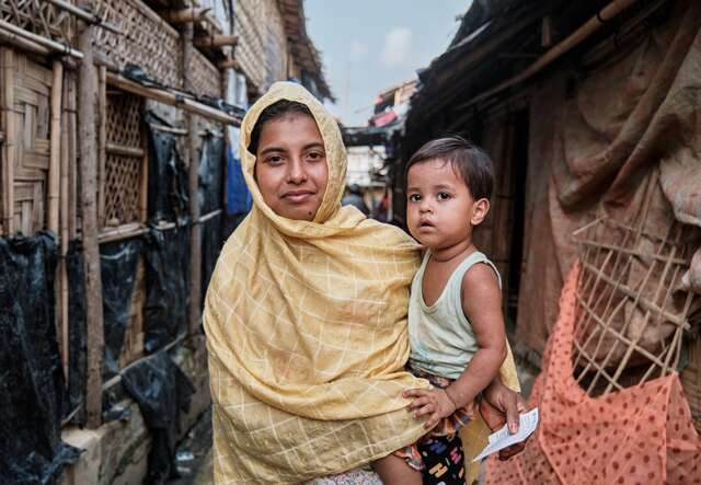 국제구조위원회 고객이자 로힝야 난민인 한 여성이 방글라데시 콕스 바자르 난민캠프에서 아들을 품에 안고 있습니다.