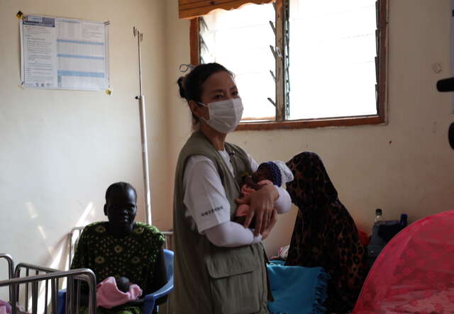 국제구조위원회가 운영하는 카쿠마 난민캠프에 위치한 유일한 종합병원인 아무사이트병원에서 엄마와 신생아들을 만난 오민애 홍보대사