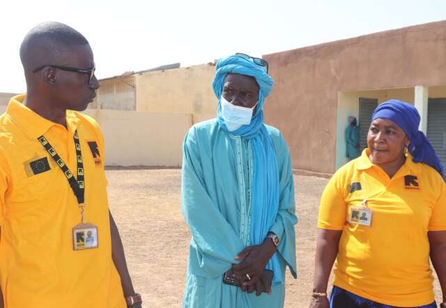 From left to right: Dr Mohamed Traoré (supervisor of the IRC nutrition centre), Oumarou Sow (head of the Koubi health committee), and Aminata Konaté (IRC mobile midwife). The team visits the community health centre in Koubi, a village about 10 km from Ténenkou, for a follow-up assessment.