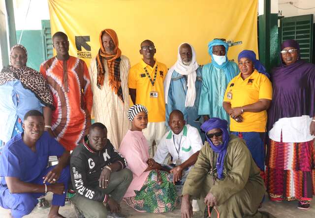 The IRC mobile health team visits the Koubi community health center staff, taking the opportunity for a group photo.