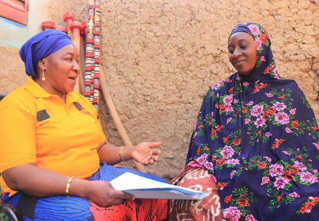 Aminata speaks with Djeneba Sow, a patient from the village of Narewale in Ténenkou, Mali. Pregnant with her third child, Djeneba receives both preventive and curative care. Each visit from the mobile clinic is a vital relief for her and others in the community.