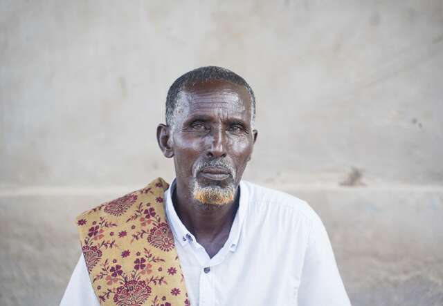 소말리아 남성이 카메라를 바라보고 있다