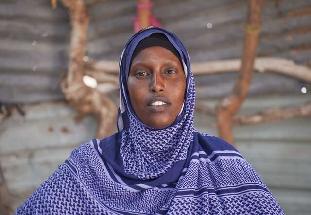 쉼터에 있는 한 소말리아 여성이 카메라를 바라보고 있다