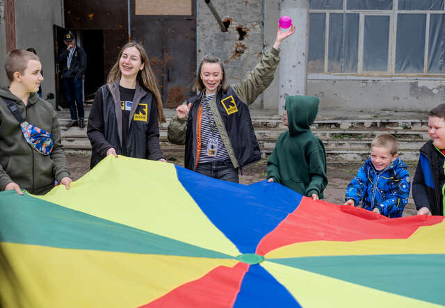 Barn i en by i Kharkiv-regionen, Ukraina, deltar i en psykosocial stödsession ledd av en medarbetare från RESCUE.