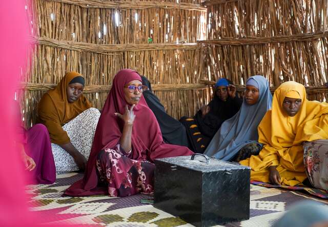 Gruppe somalischer Frauen sitzt gemeinsam auf Matten.
