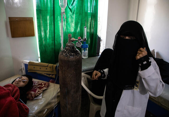 A health worker supported by the International Rescue Committee works in the Al Nasr Hospital in Adhale, Adhale Governorate, Yemen