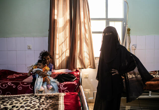 A woman and children at an IRC supported hospital in Al Buraiqa District on the outskirts of Aden, Yemen