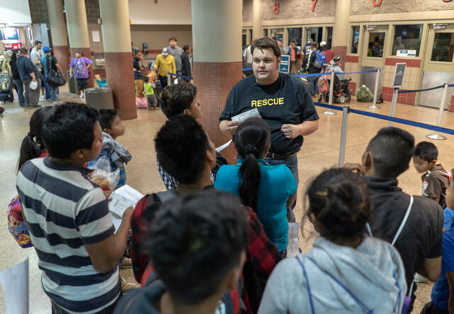 IRC staff member helping Central Americans find their buses