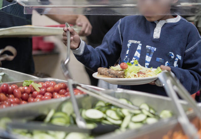 Asylum seeking families at an IRC-run shelter in Phoenix receive hot meals and water
