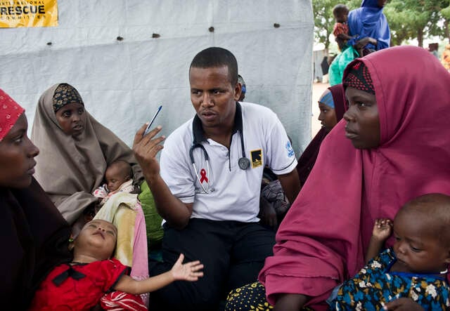 IRC aid worker speaks to refugees living in the Dadaab refugee camp
