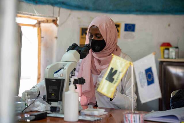 Thanks to funding from the European Union, the IRC works with a laboratory technician allowing patients' blood samples to be analysed at the camp clinic directly.