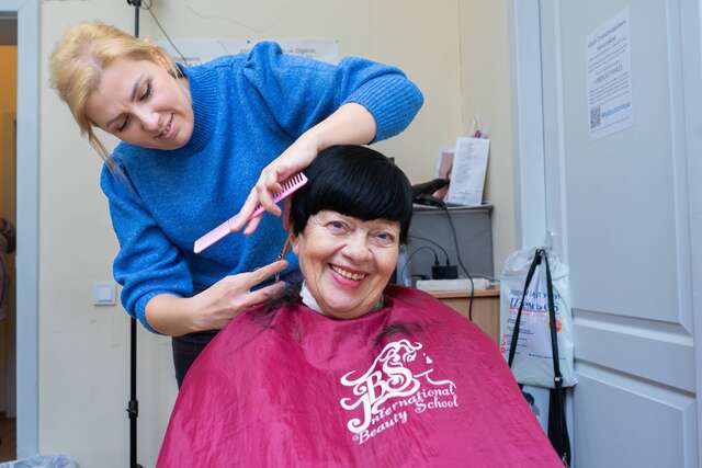 Currently, Anna teaches hairdressing courses at the International Beauty School, where she provides displaced women like Nadiia with free haircuts. She also recently launched an NGO called Moving Together, which supports women displaced by the war, including women with disabilities.