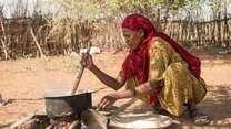 Nurad prepares a porridge for her children made of the maize powder and milk she bought with support from the EU-funded IRC’s cash assistance program.