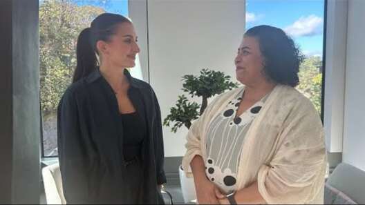 Meira Omar och Samla Ben Aissa står bredvid varandra och ler.