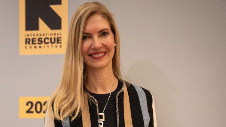 Eine Person, die einen schwarz-braun gestreiften Pullover trägt