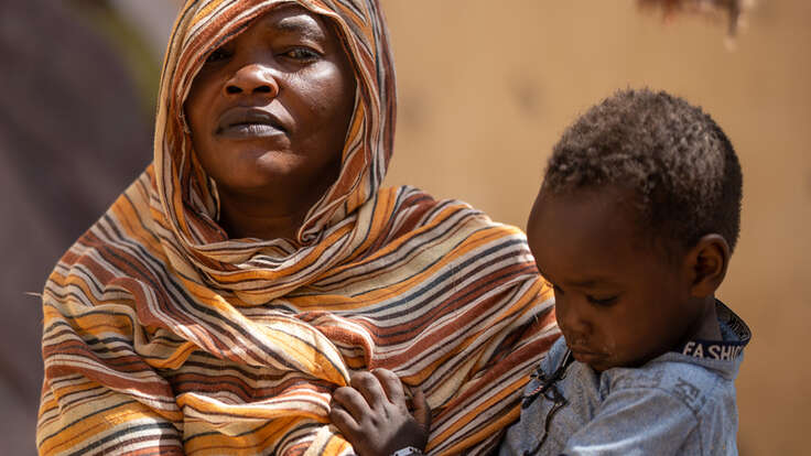 Altuma, 45, och hennes barn är internflyktingar i Sudan. De flydde från deras hem i Khartoum och har sedan dess tvingats på flykt flera gånger.