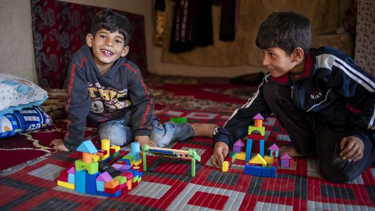Nour und Shadi bauen Schlösser mit Bauklötzen.