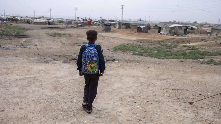 Shadi auf dem weg zur schule mit schulranzen.