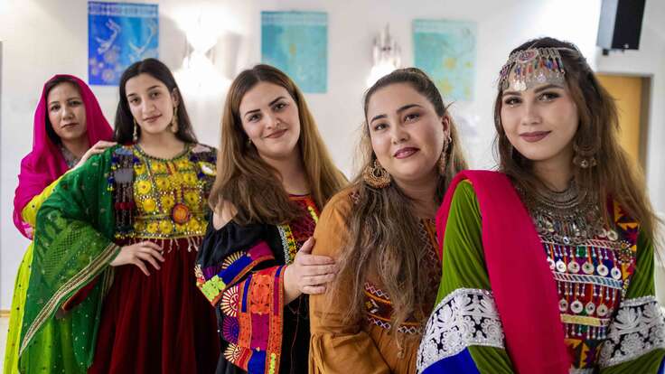 Afghanische Frauen in traditionellen Kleidern